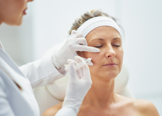 Aplicación de toxina botulinica para hiperhidrosis.